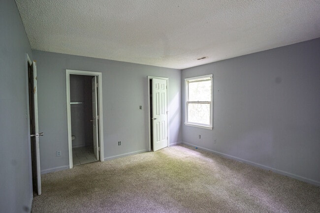 Building Photo - 1300 Park Glen Dr