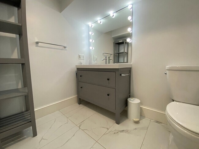 Building Photo - 10 Gloucester Ave