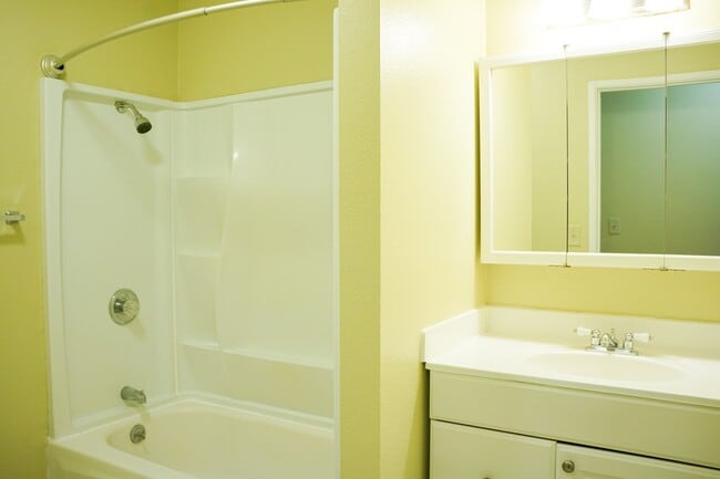 Building Photo - Close-in SE: Garden Level 1 Bdr w/ DW, Private Patio, & Parking!