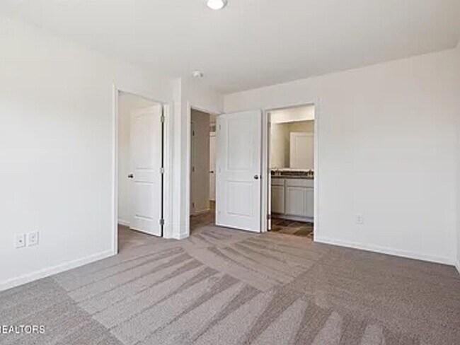 Building Photo - KODAK LOCATION! Lots of Amenities!!