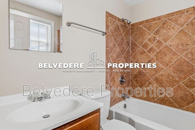 Building Photo - 611 W Green Dr