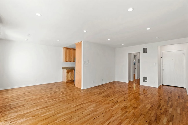 Building Photo - Beautiful clean/private building in one of...
