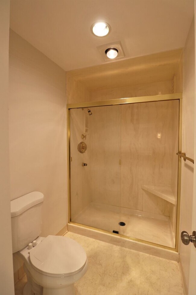 Building Photo - Gorgeous 3 Bedroom Queen Anne Apartment wi...