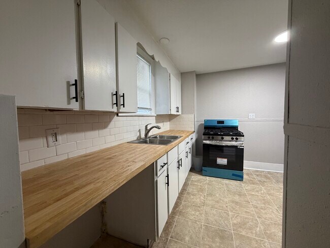 Building Photo - 317 E Irvington Ave