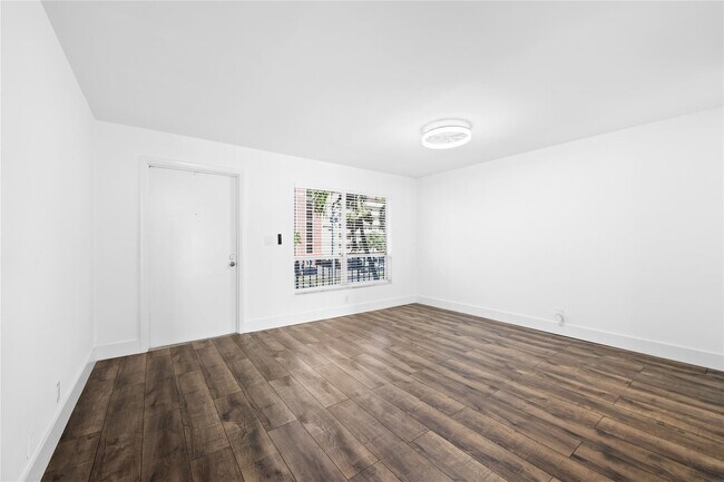 Building Photo - 1100 Crystal Lake Dr