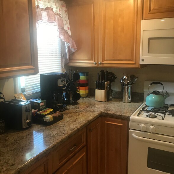 Fully applianced kitchen - 82 High St