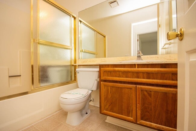 Building Photo - 3BR Townhome with Spacious Fenced Yard!