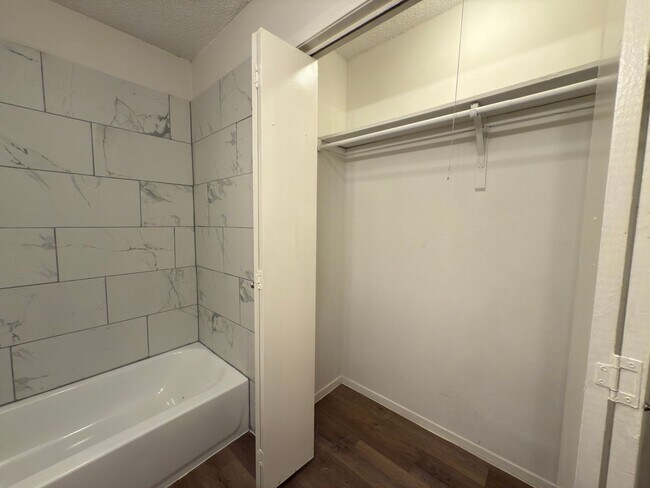 Building Photo - Charming 1 Bedroom Unit in Dallas!
