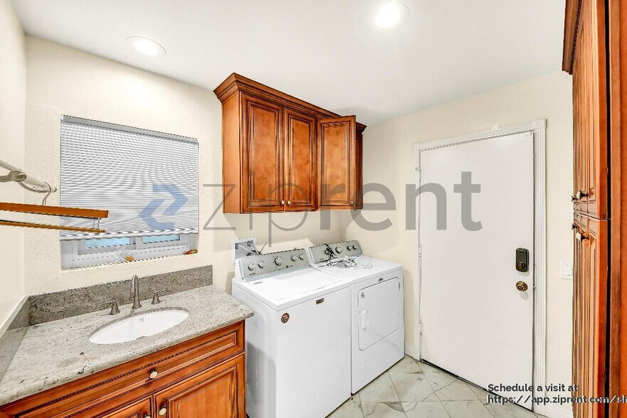 Building Photo - 19872 Sunset Vista Rd