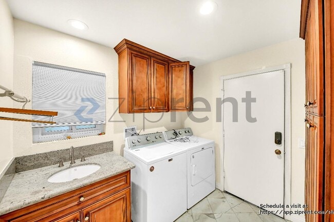 Building Photo - 19872 Sunset Vista Rd