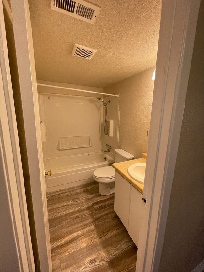 Building Photo - 2 bedroom 1 bath