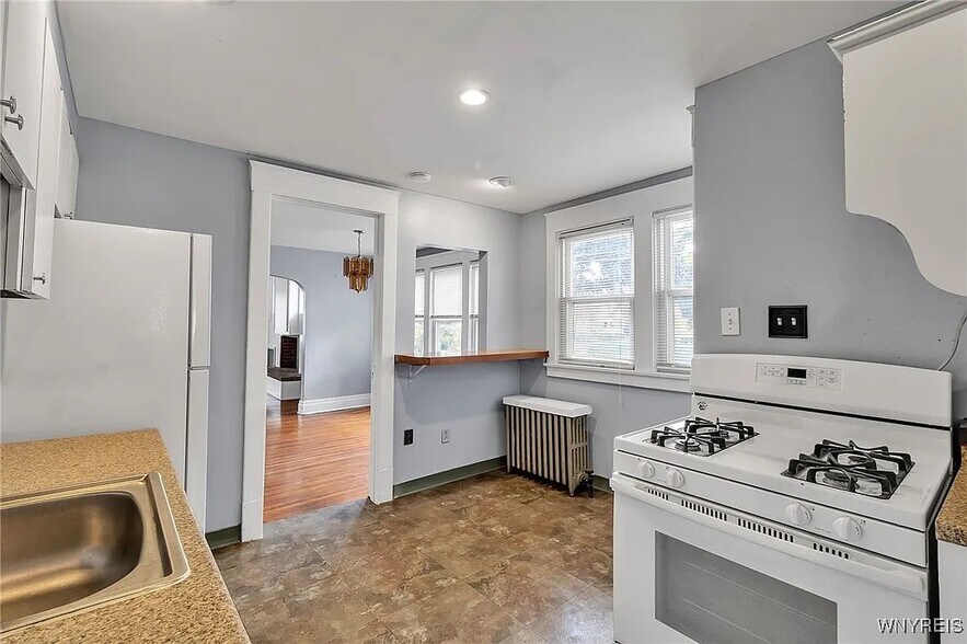 Kitchen - 90 Clover Pl