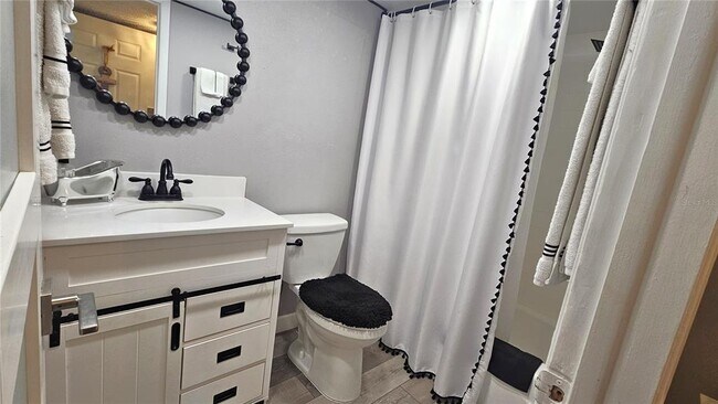 Building Photo - 4575 Cove Cir