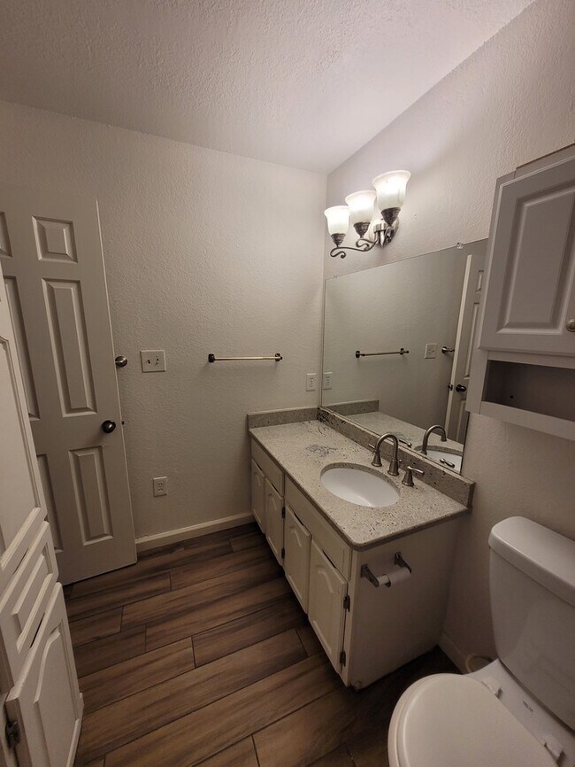 Building Photo - 1 bed 1 bath unit at Sagewood Condominums