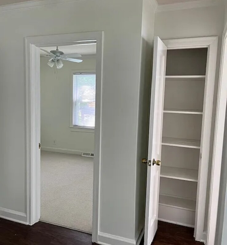 Building Photo - 2803 Robin Hood Dr