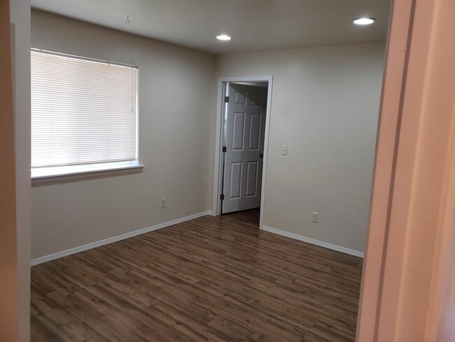 Building Photo - 385 Mountain View Dr