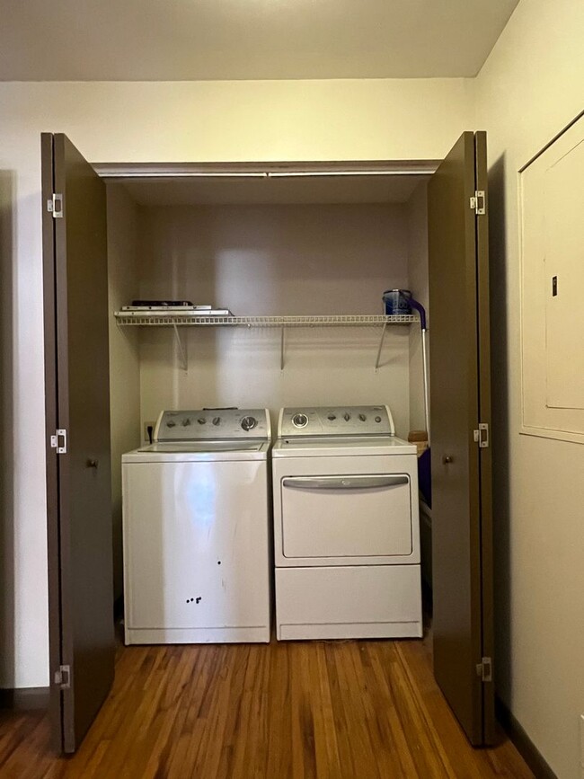 Building Photo - Executive DOWNTOWN Loft -- 1 bed, 1.5 bath...