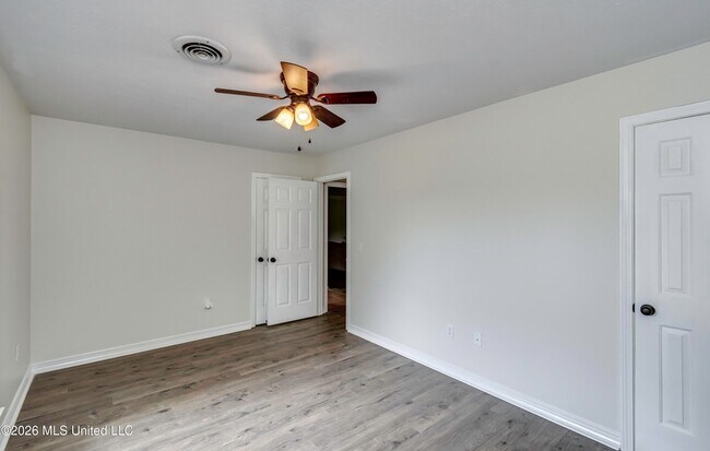 Building Photo - 9 Treeway Dr