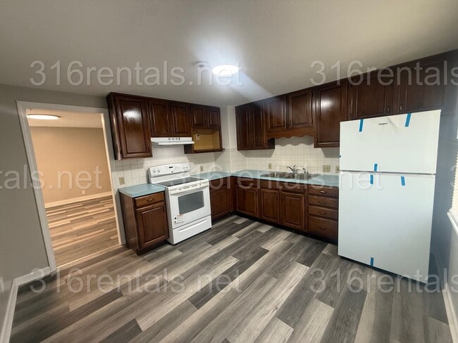 Building Photo - $995 - 2 bedroom / 1 bathroom - Single Family Home