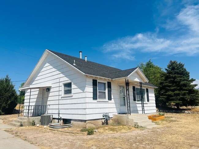Building Photo - Home with 1 car garage