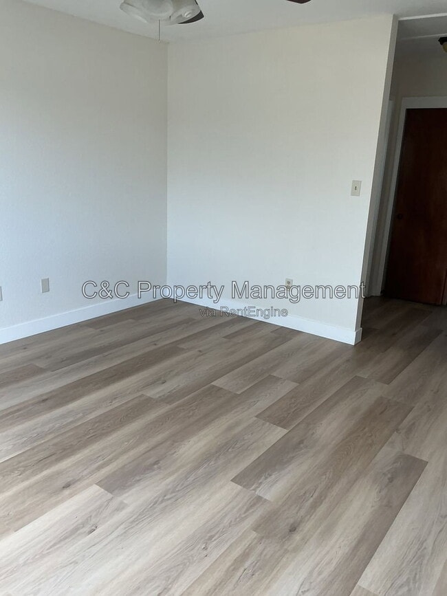 Building Photo - 1559 Elderwood Ave