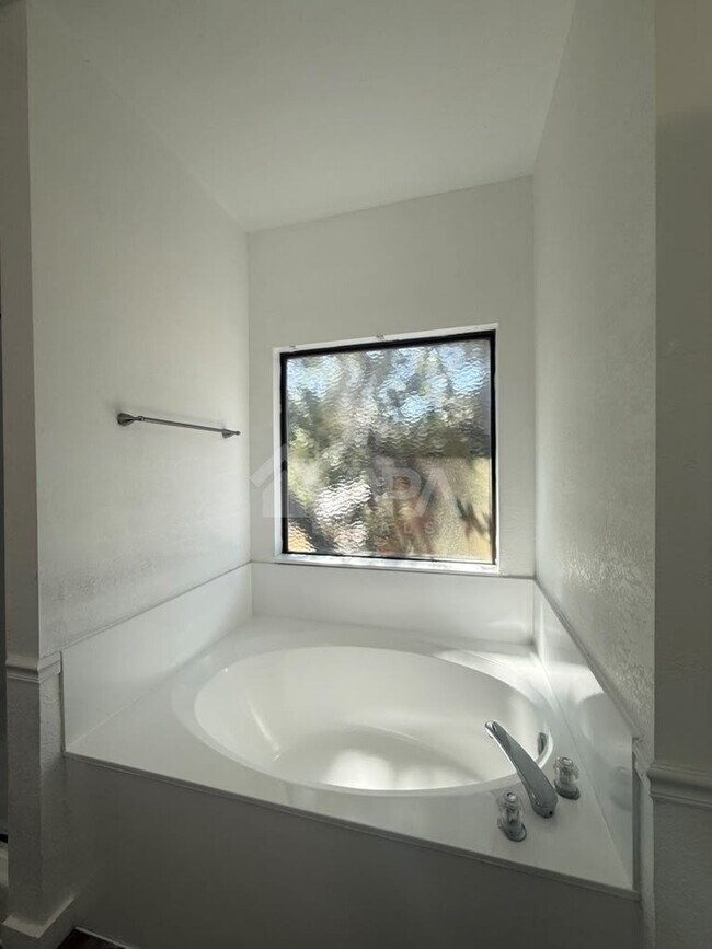Building Photo - 918 Spring Knoll