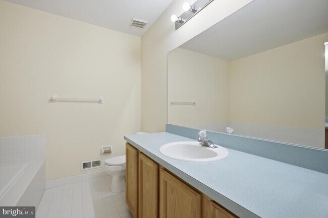 Building Photo - 56 Camellia Ct