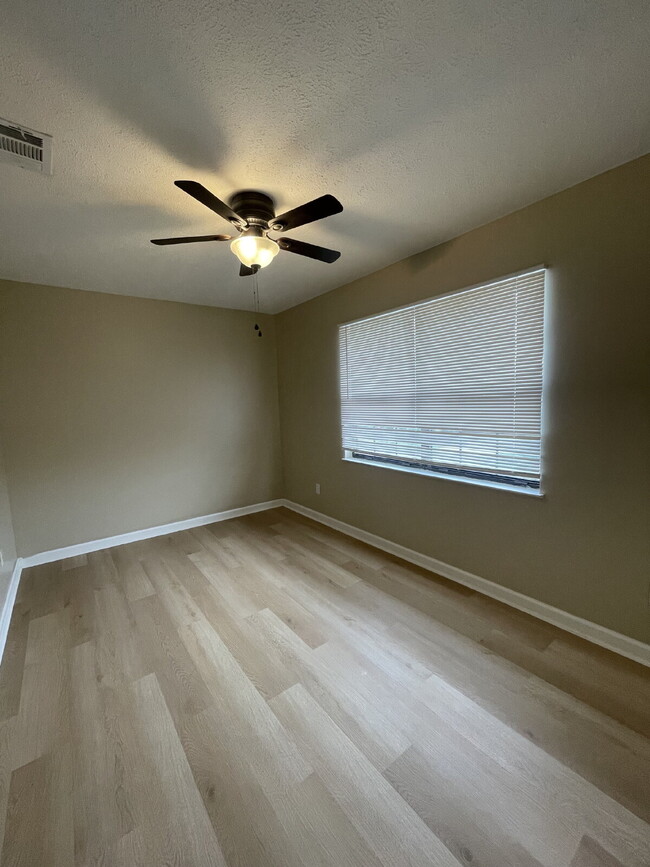 Building Photo - 2/1.5 Townhouse, Fenced Backyard, Located ...