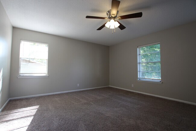 Building Photo - 701 Fair Ln