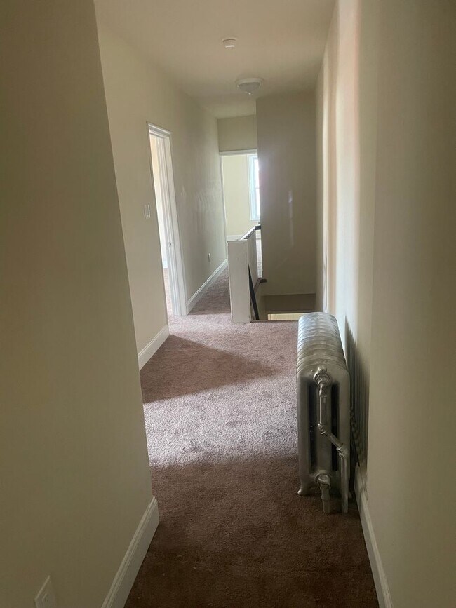 Building Photo - Large beautiful Home waiting for you