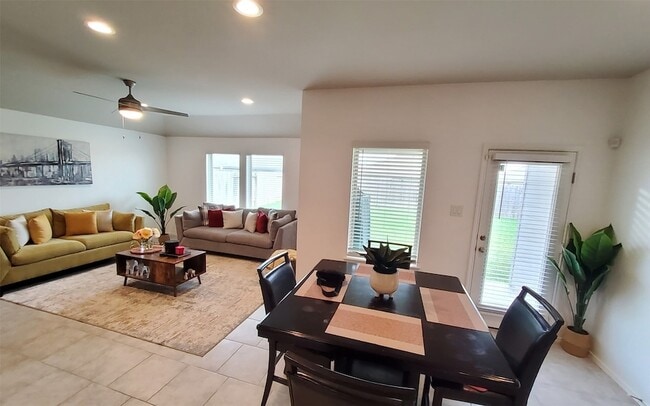 Building Photo - 22607 Castello Lakes Dr