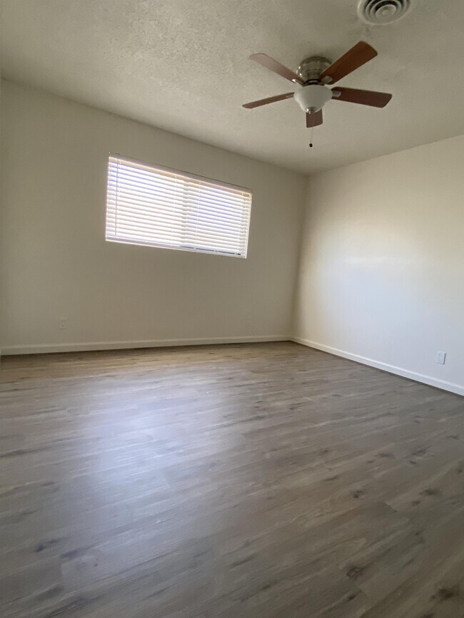 Building Photo - 3015 Clearview Dr