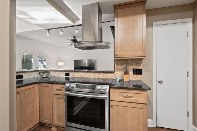 Building Photo - 5120 Chemin De Vie NE