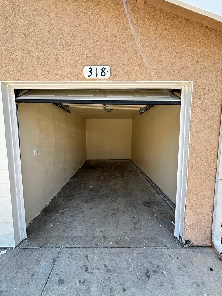 Building Photo - 318 E 105th St