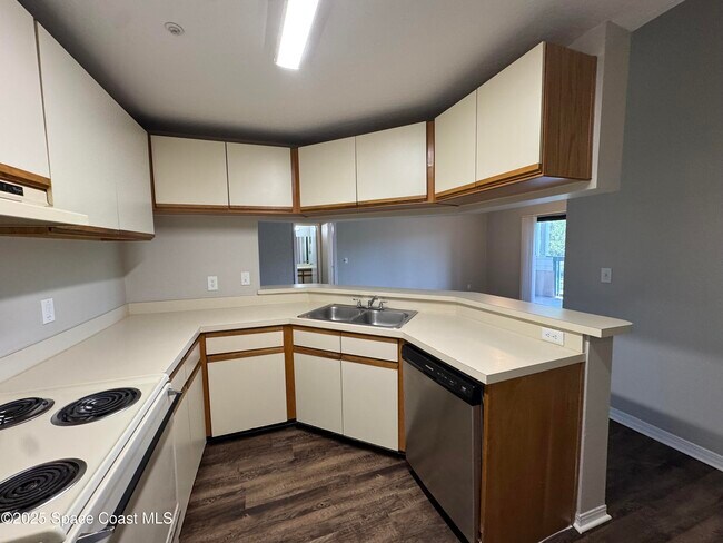 Building Photo - 7667 N Wickham Rd