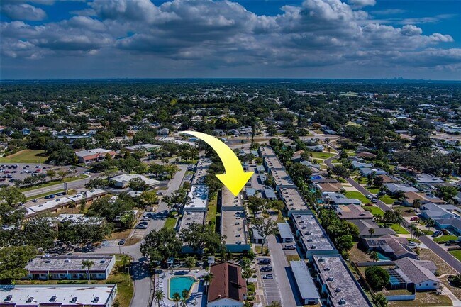 Building Photo - 13827 Mission Oaks Blvd