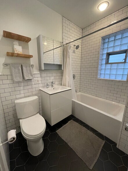 Building Photo - 2421 N Kimball Ave
