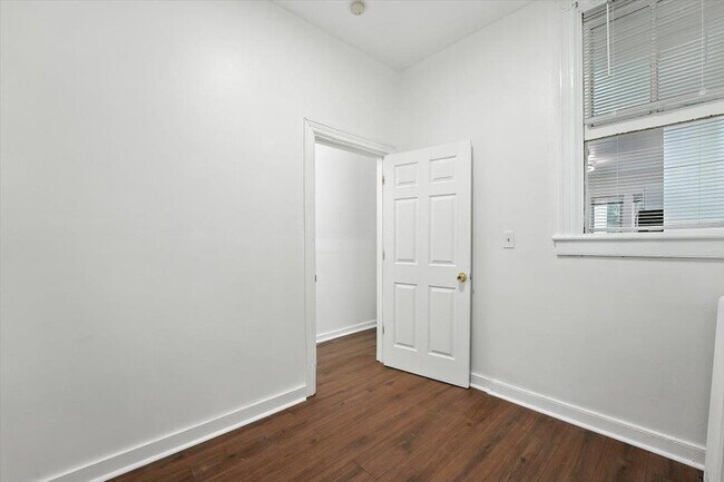 Building Photo - 122 Hutton St