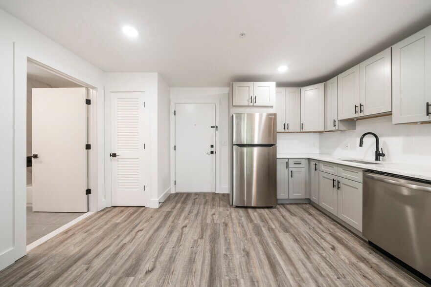 Building Photo - 242 Spring St