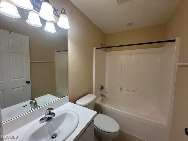 Building Photo - 2125 NE 9th Ave