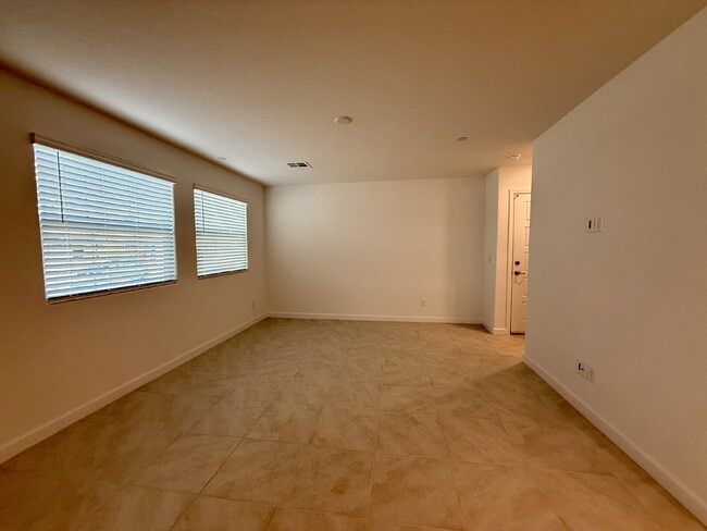 Building Photo - 3 BED 2.5 BATH 2 CAR GARAGE TOWNHOUSE IN CADENCE HENDERSON WITH LOFT