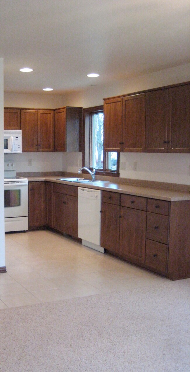 Kitchen - 900 Cedar St