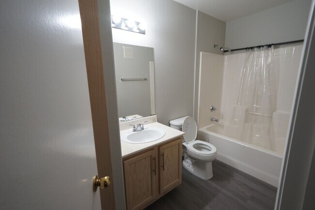 Building Photo - No Showings until 4/10/2026