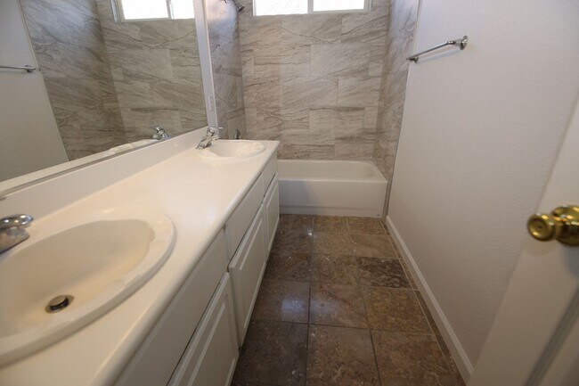 Building Photo - HUGE LOFT + 5 BEDROOMS IN SE