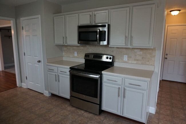 Building Photo - 3 Bedroom 2.5 Bathroom home located in Rogers Farm in Hubert!