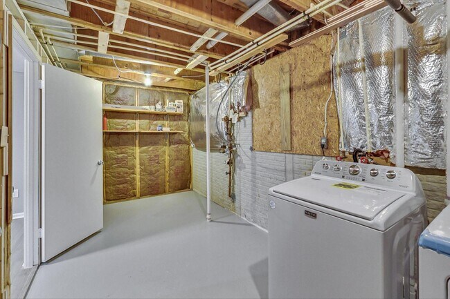 Building Photo - Beautifully maintained end unit Townhouse located in Stonebridge subdivision!