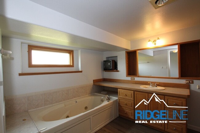 Building Photo - Country Living near Great Falls!