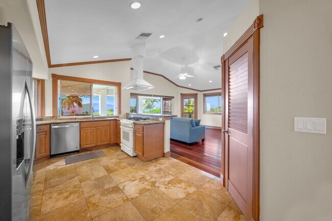 Building Photo - Launiupoko Long-Term Rental – Panoramic Views & Central A/C