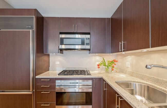 Building Photo - 10 E Delaware Pl