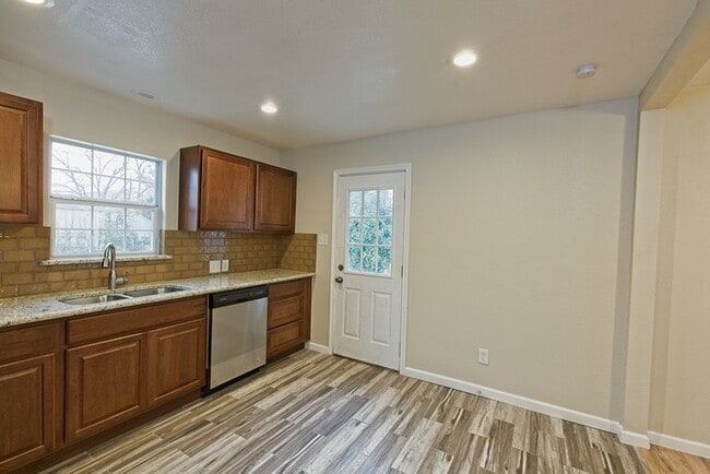 Building Photo - 1613 M Pl